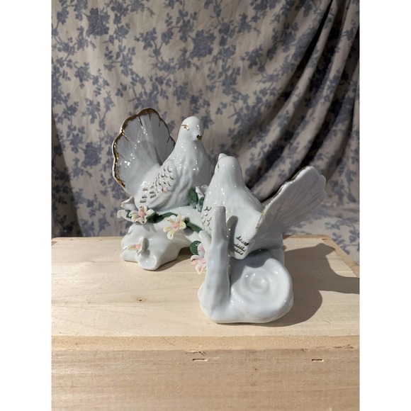 Vintage Porcelain White and Gold Love Doves on Floral Branch - Picture 2 of 8